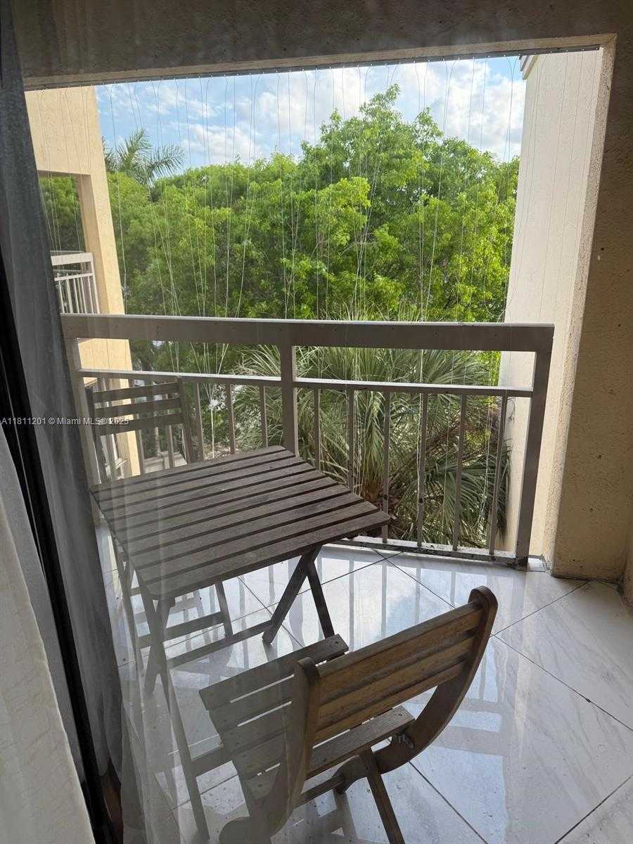 Small Image of 8290 LAKE DR #502, Doral Number 22