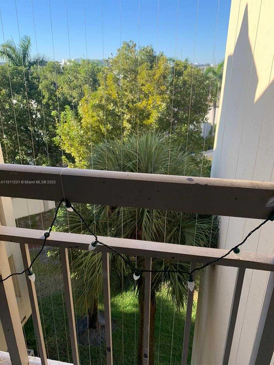 Small Image of 8290 LAKE DR #502, Doral Number 23