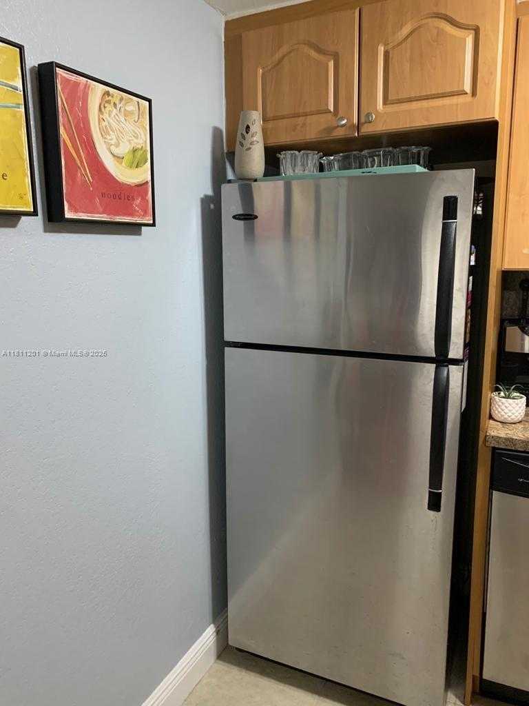 Small Image of 8290 LAKE DR #502, Doral Number 3