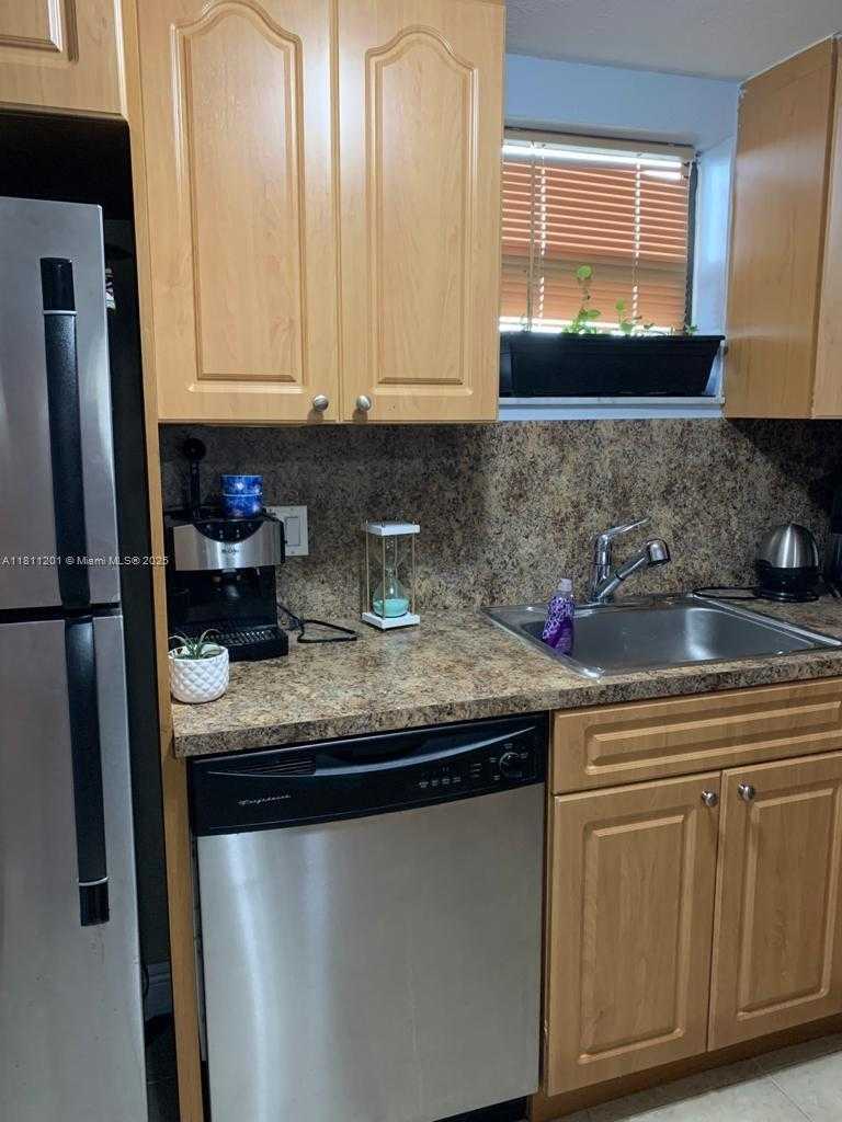 Small Image of 8290 LAKE DR #502, Doral Number 4