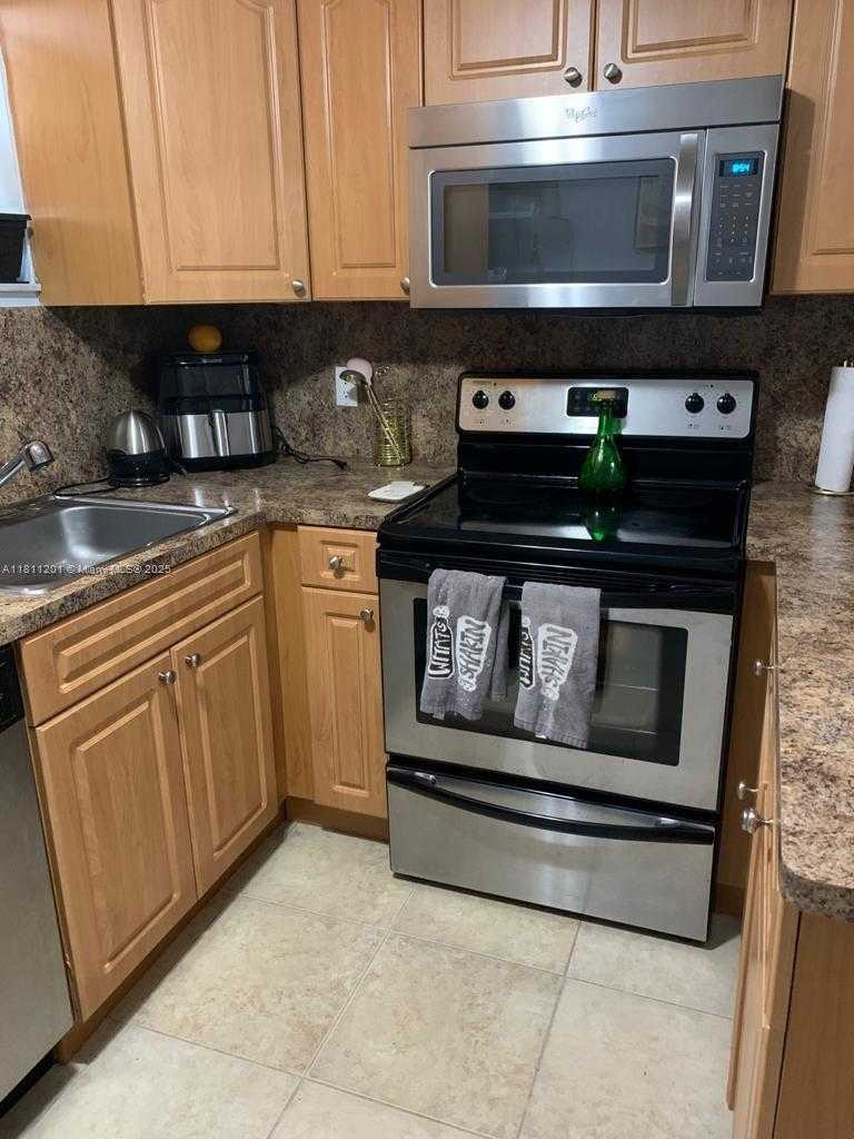 Small Image of 8290 LAKE DR #502, Doral Number 5