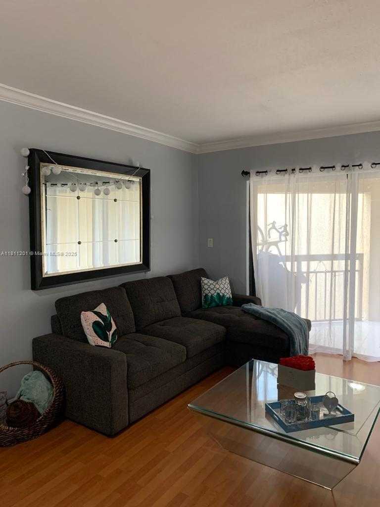 Small Image of 8290 LAKE DR #502, Doral Number 6