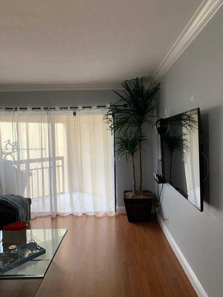 Small Image of 8290 LAKE DR #502, Doral Number 7
