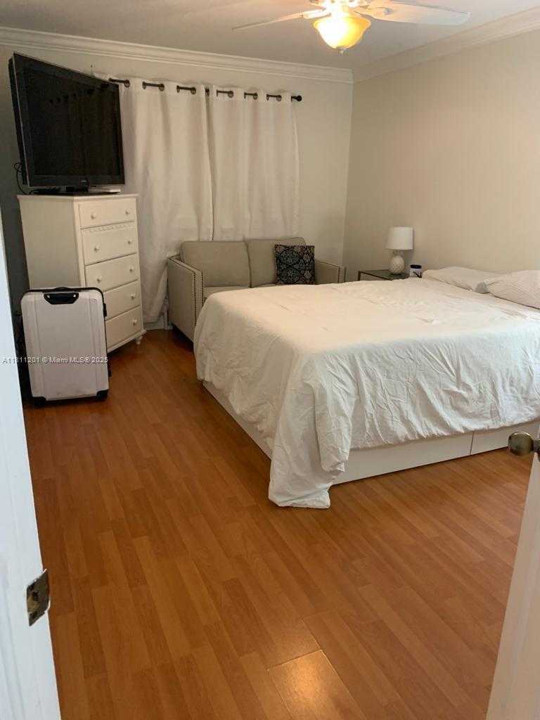 Small Image of 8290 LAKE DR #502, Doral Number 9