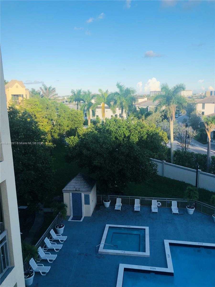 Small Image of 8290 LAKE DR #527, Doral Number 11
