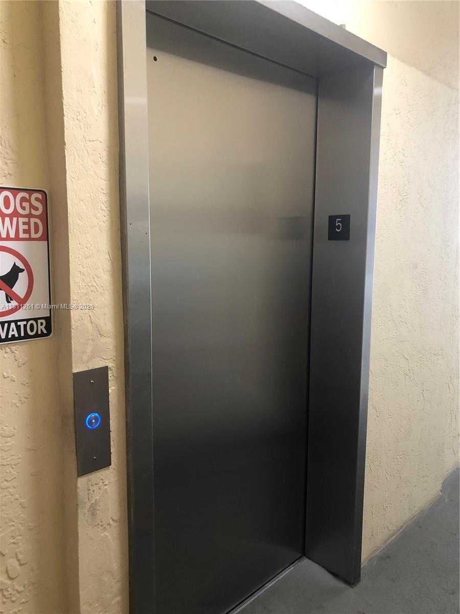 Small Image of 8290 LAKE DR #527, Doral Number 12