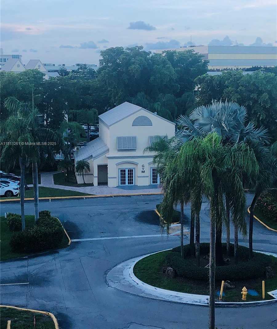 Small Image of 8290 LAKE DR #527, Doral Number 14