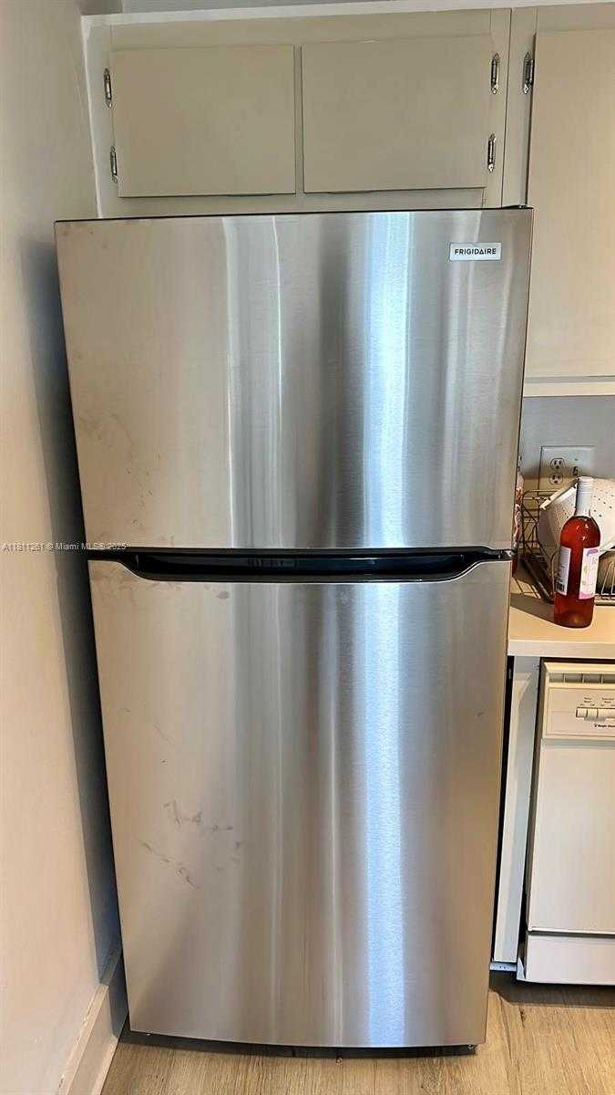 Small Image of 8290 LAKE DR #527, Doral Number 2