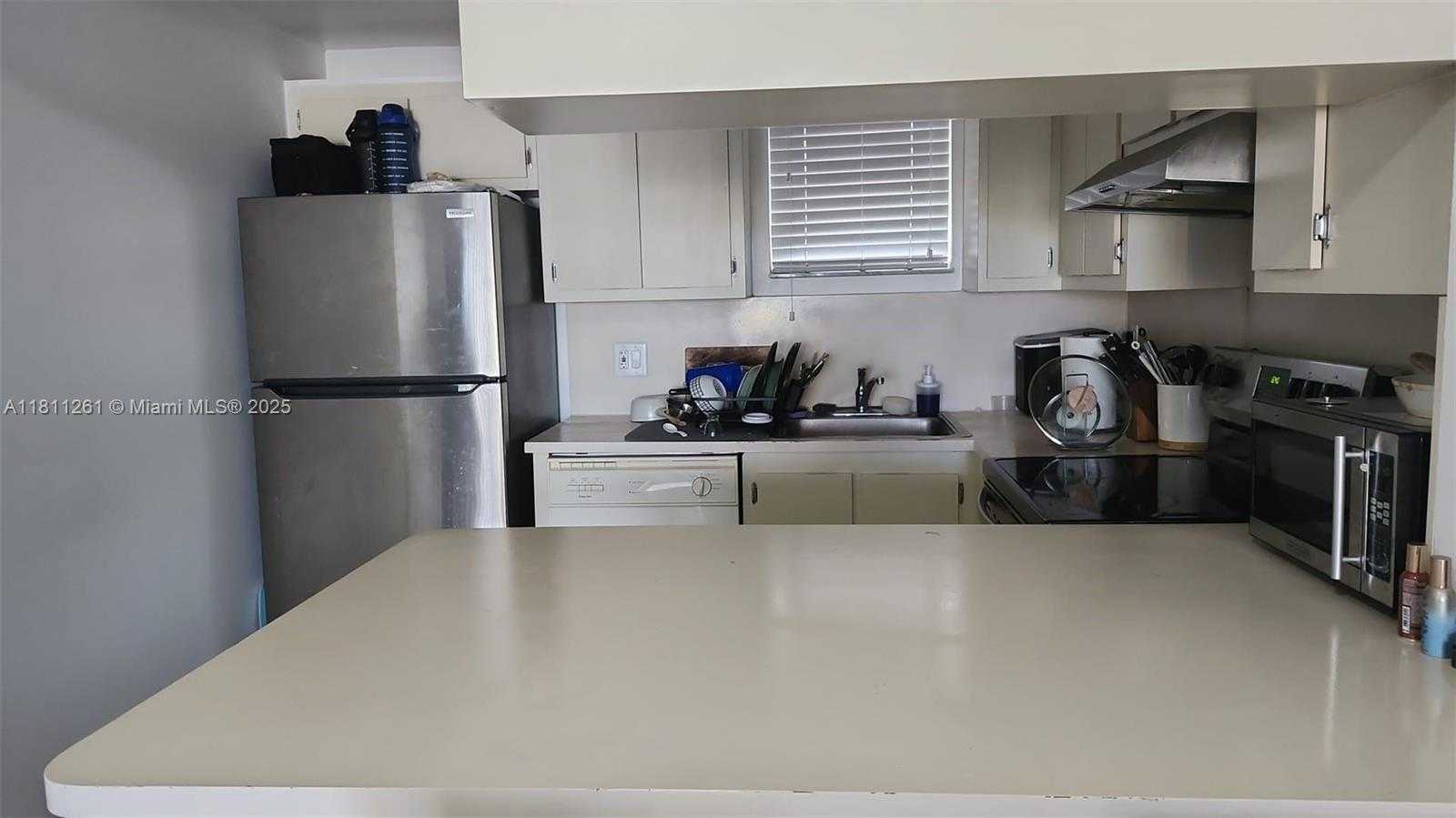 Small Image of 8290 LAKE DR #527, Doral Number 3
