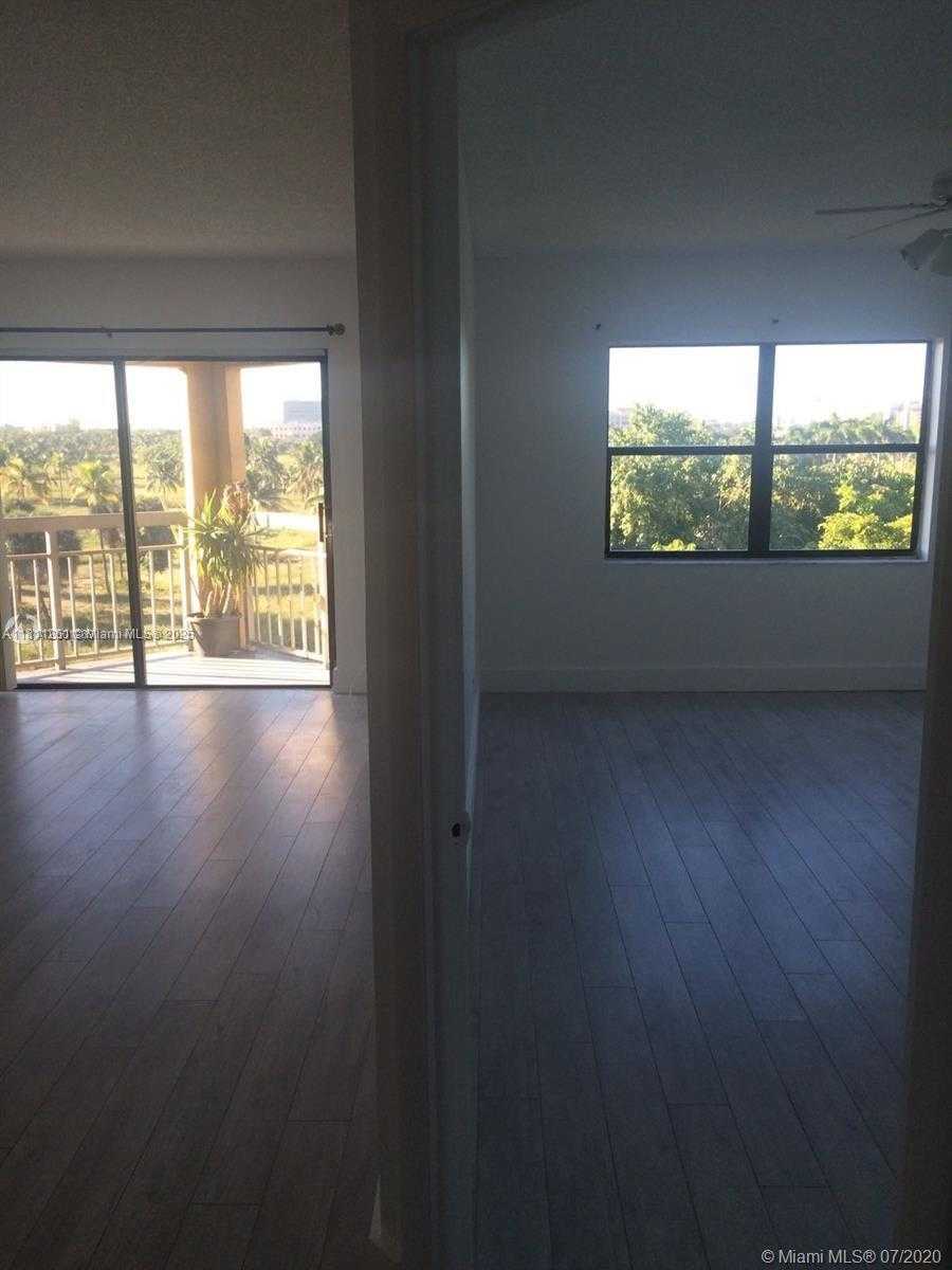 Small Image of 8290 LAKE DR #527, Doral Number 4