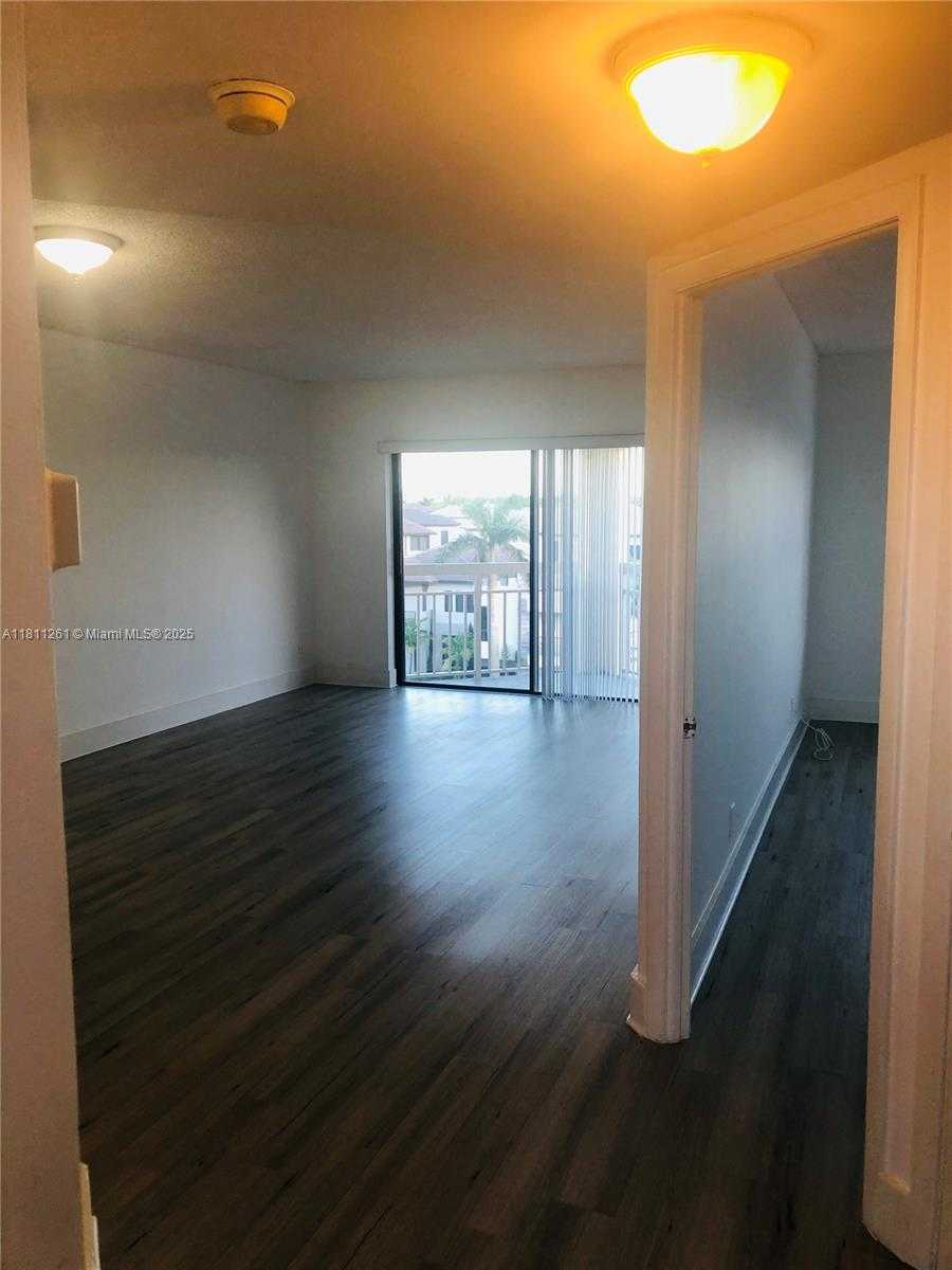 Small Image of 8290 LAKE DR #527, Doral Number 5