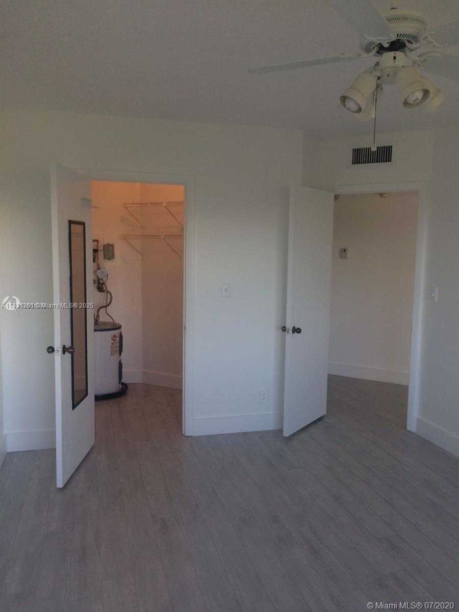 Small Image of 8290 LAKE DR #527, Doral Number 6