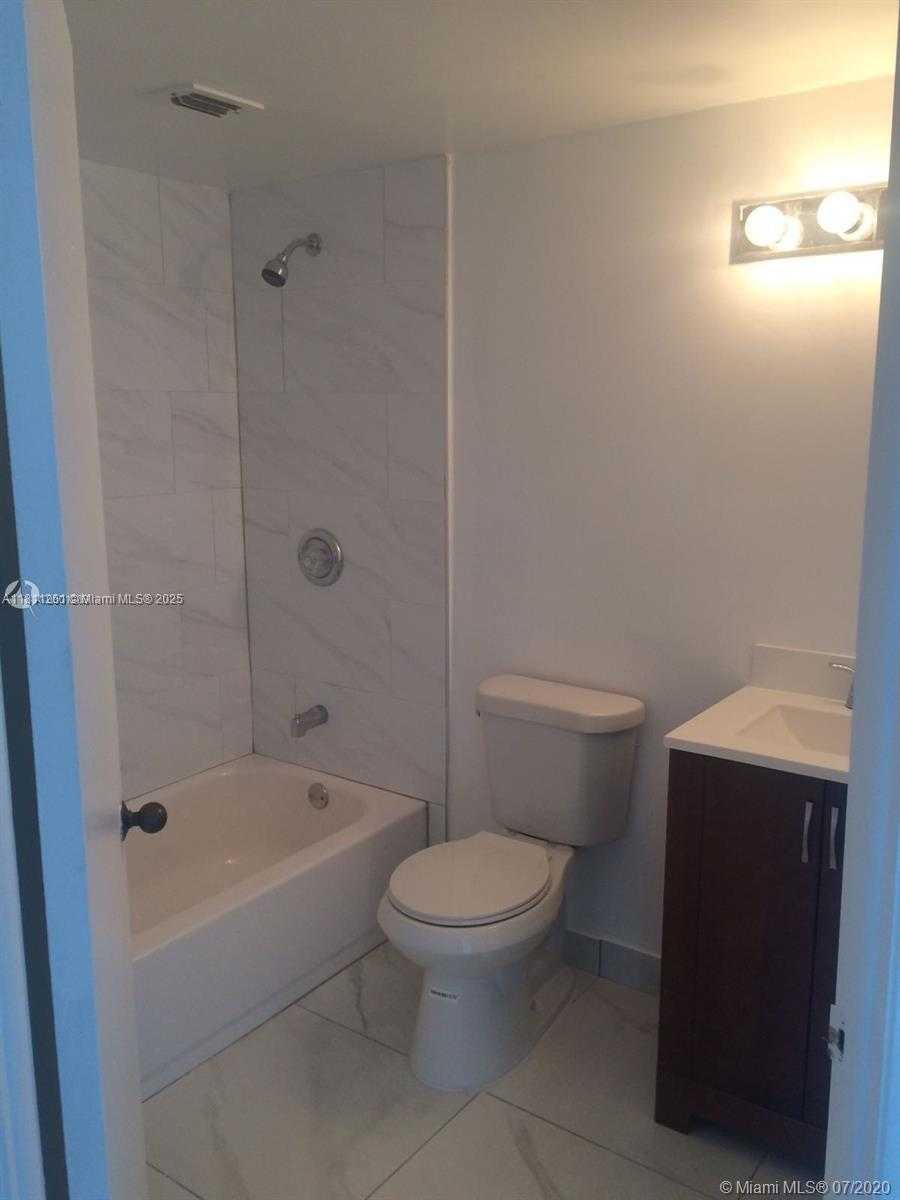 Small Image of 8290 LAKE DR #527, Doral Number 7