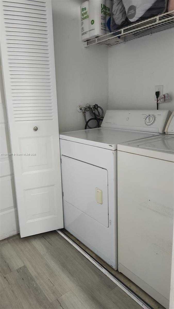 Small Image of 8290 LAKE DR #527, Doral Number 8