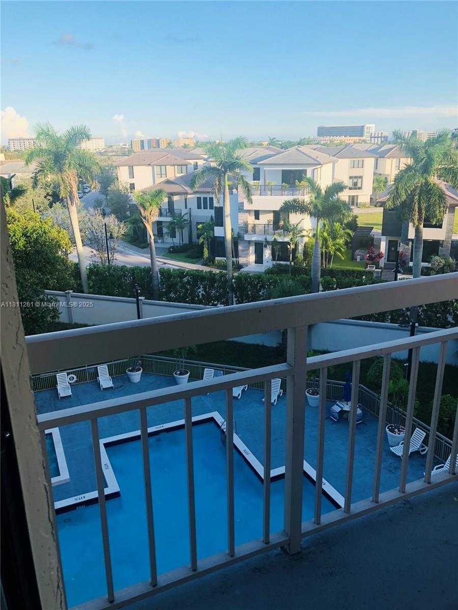 Small Image of 8290 LAKE DR #527, Doral Number 9