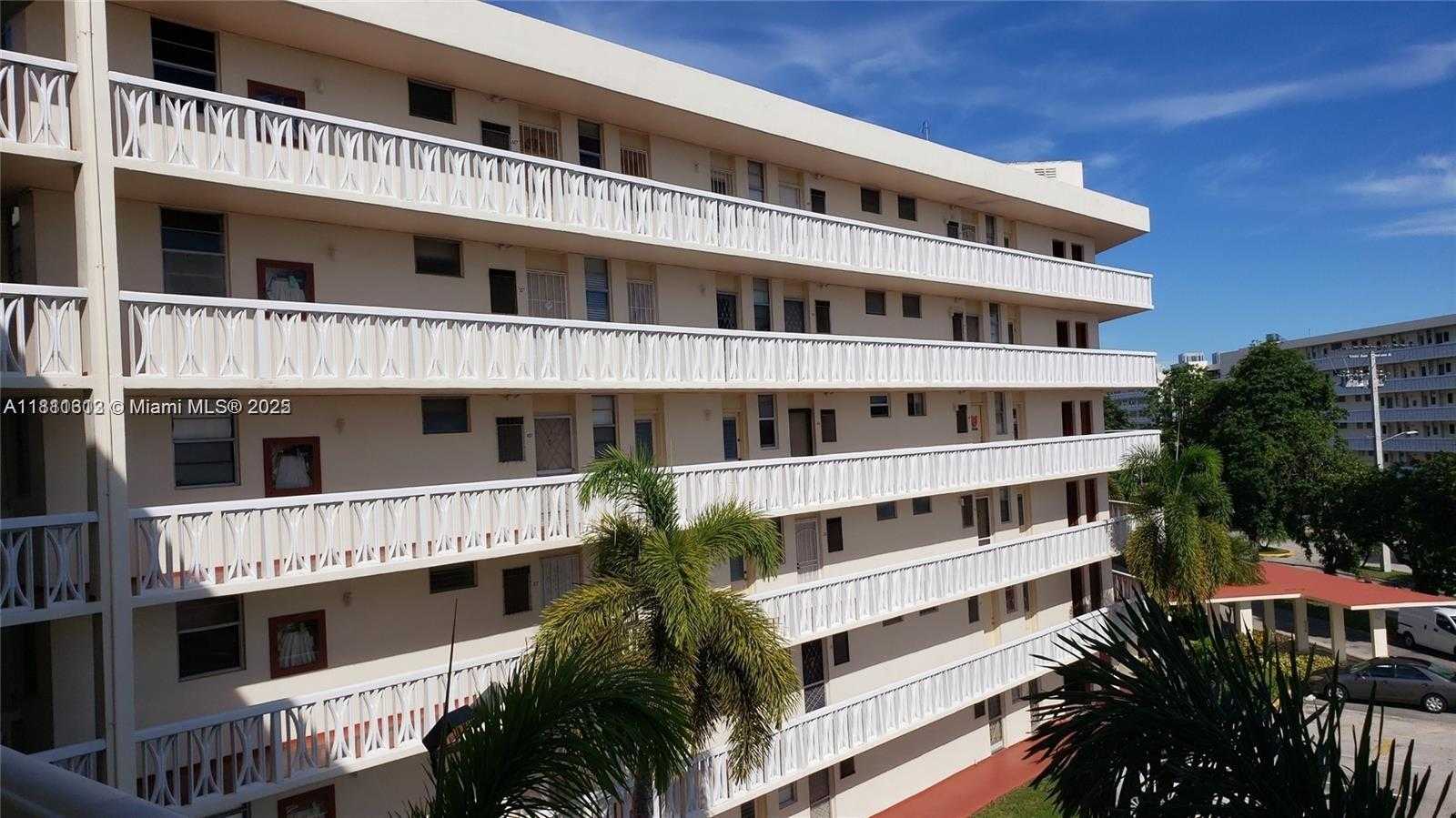 Small Image of 2905 POINT EAST DR #L402, Aventura Number 7