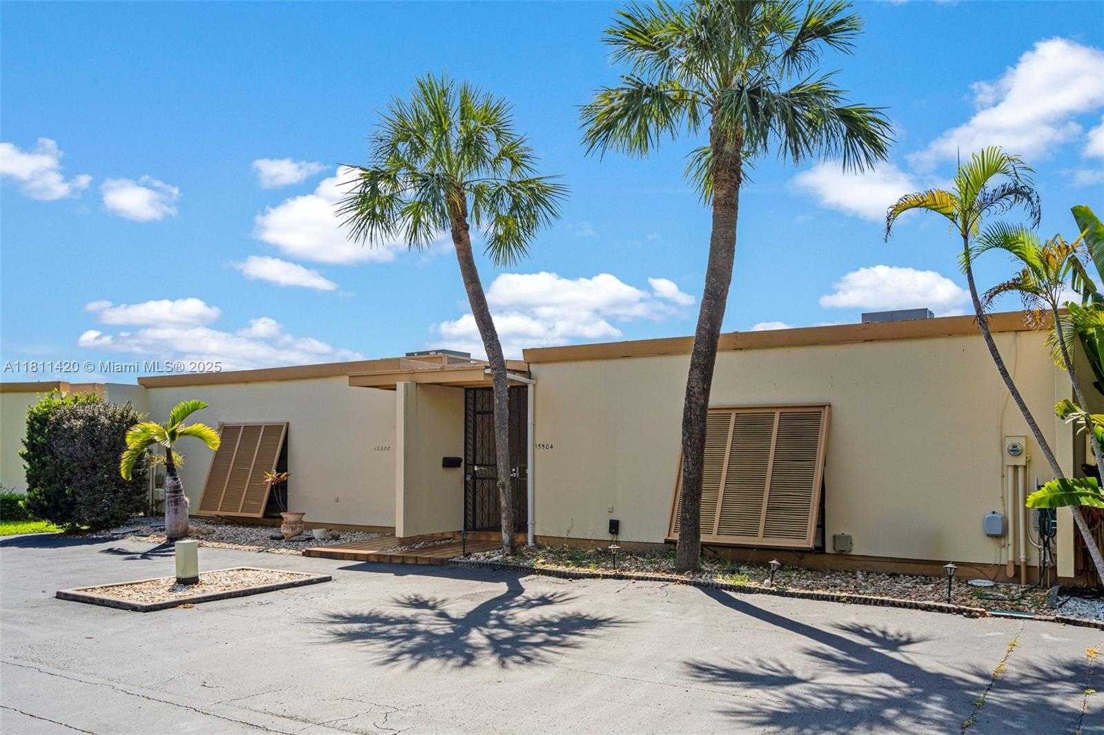 Small Image of 15504 SHARPECROFT DR, Miami Lakes Number 2