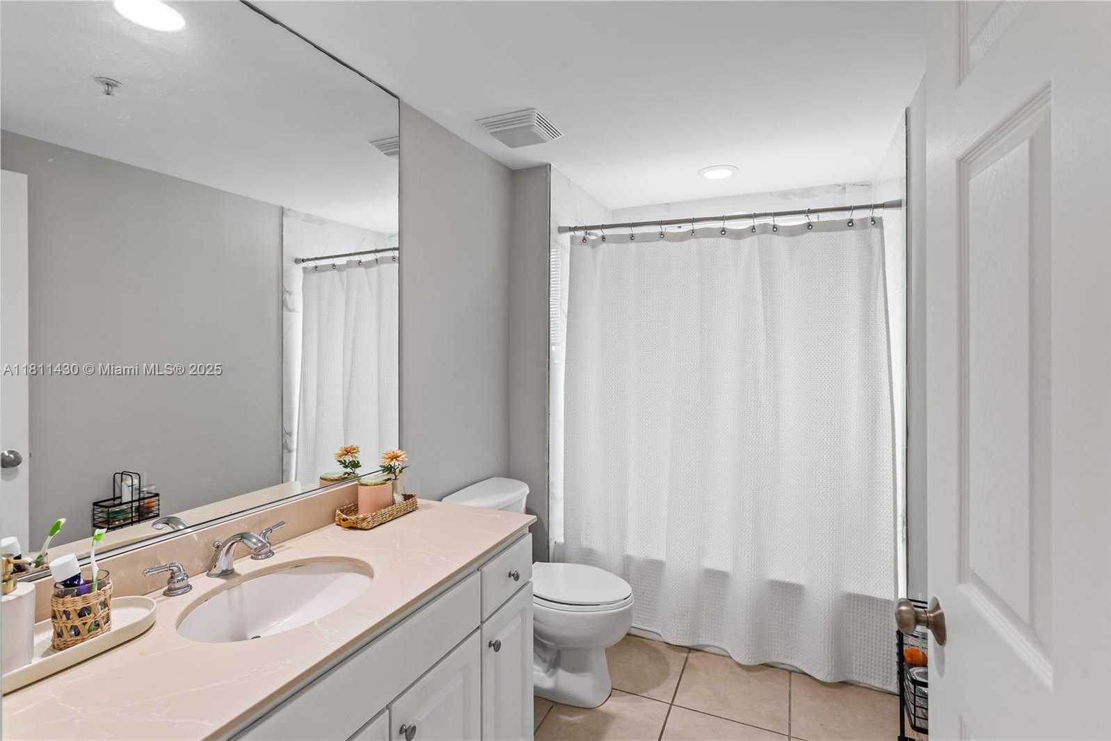 Small Image of 2000 NORTH BAYSHORE DR #401, Miami Number 17
