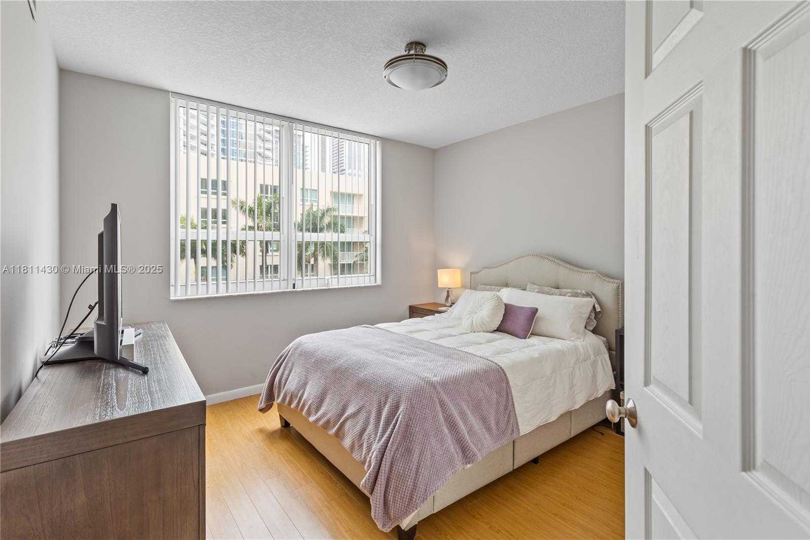 Small Image of 2000 NORTH BAYSHORE DR #401, Miami Number 18