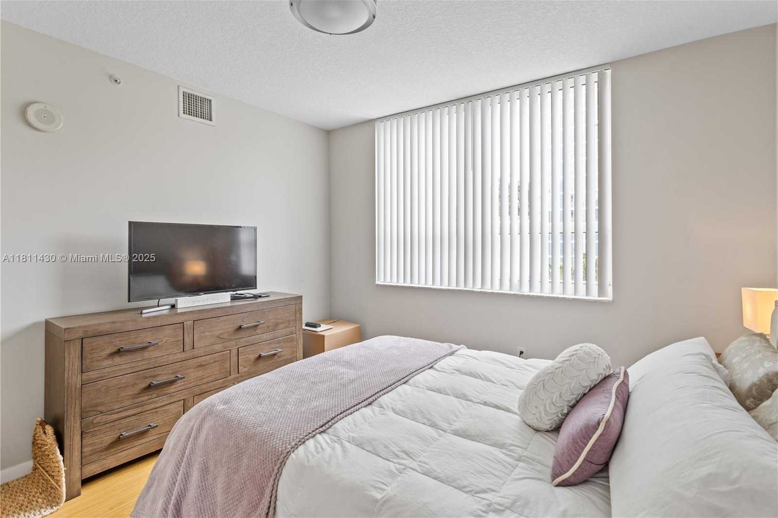 Small Image of 2000 NORTH BAYSHORE DR #401, Miami Number 19