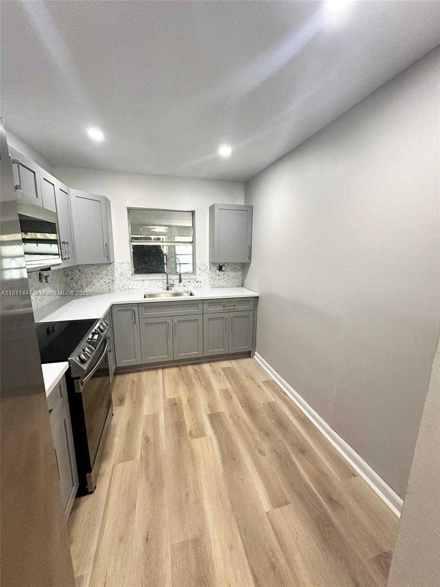 Small Image of 5824 BLUEBERRY CT #58, Lauderhill Number 7