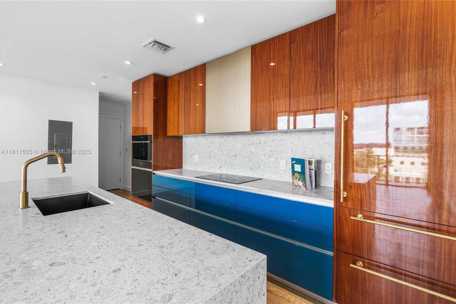 Small Image of 2678 TIGERTAIL AVE #513, Coconut Grove Number 7