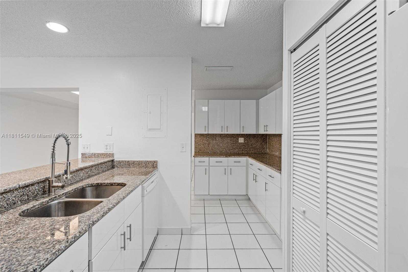 Small Image of 7003 CROWN GATE CT, Miami Lakes Number 19