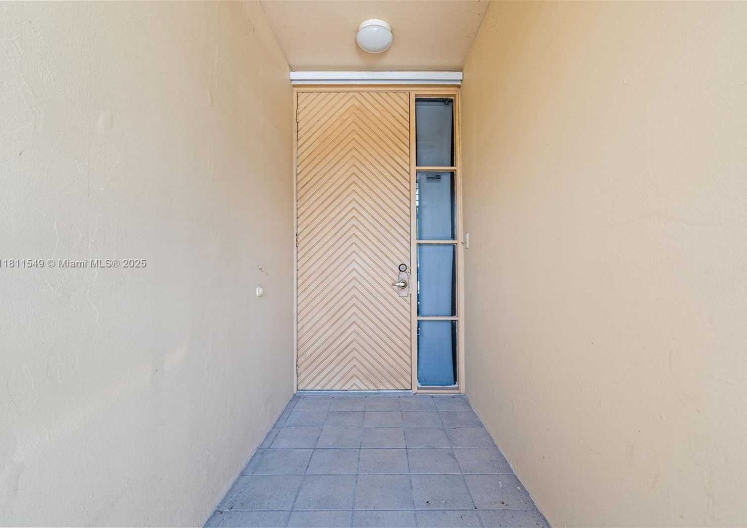 Small Image of 7003 CROWN GATE CT, Miami Lakes Number 5