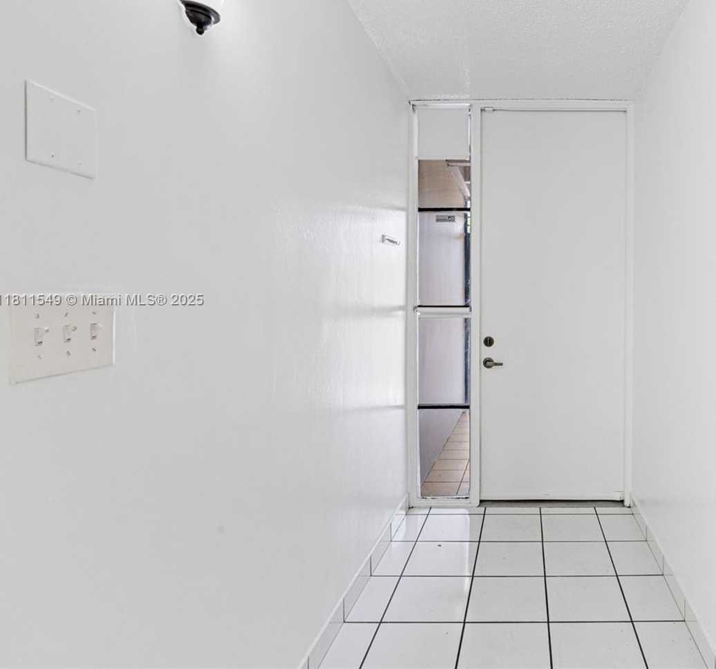 Small Image of 7003 CROWN GATE CT, Miami Lakes Number 6