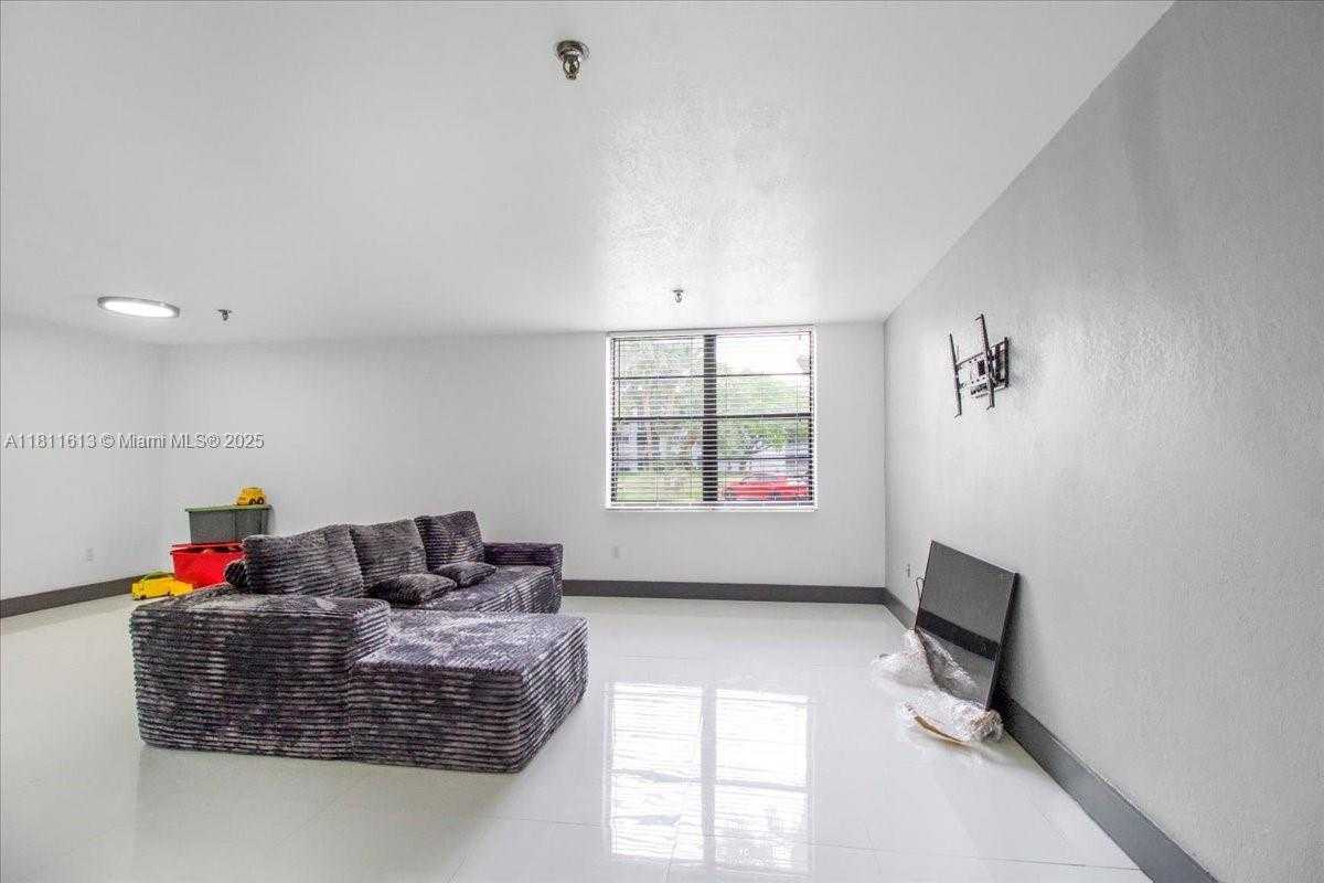 Small Image of 661 NORTH EAST 195TH ST #105, Miami Number 14