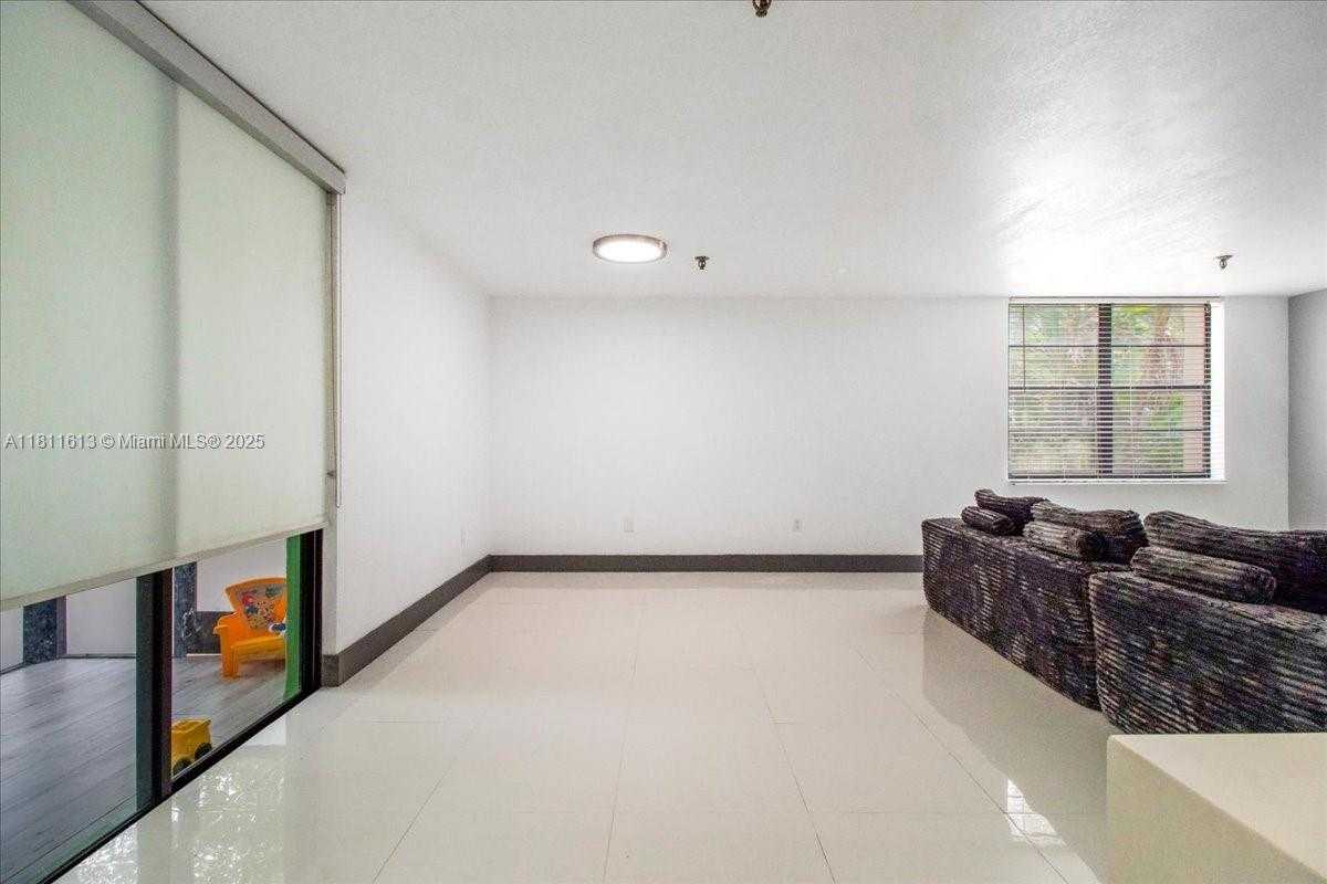 Small Image of 661 NORTH EAST 195TH ST #105, Miami Number 16