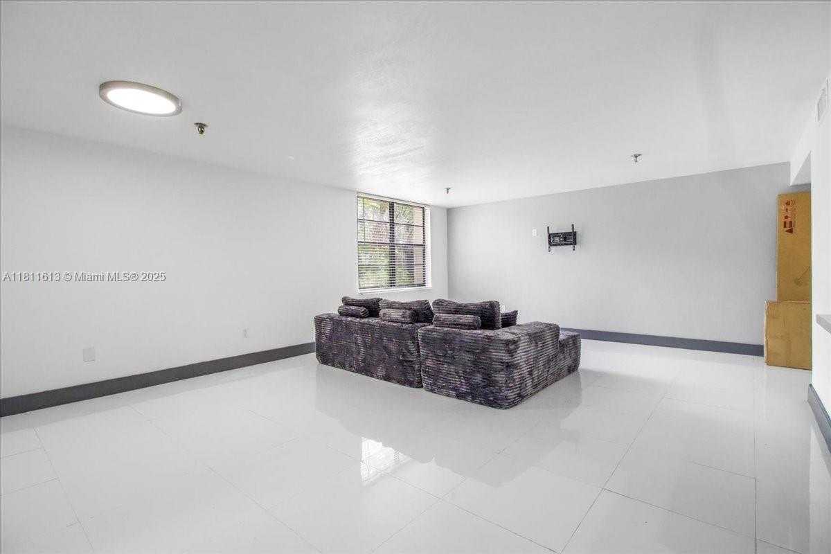 Small Image of 661 NORTH EAST 195TH ST #105, Miami Number 18