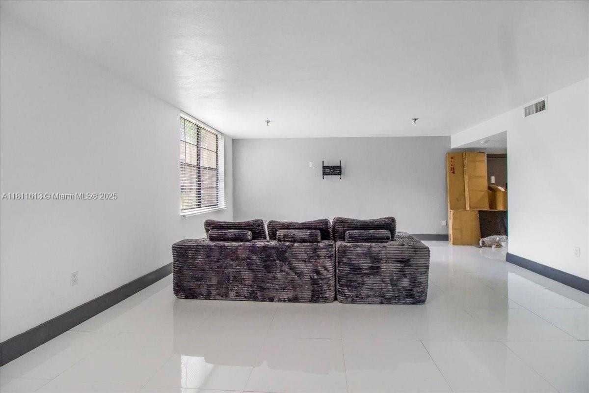 Small Image of 661 NORTH EAST 195TH ST #105, Miami Number 19