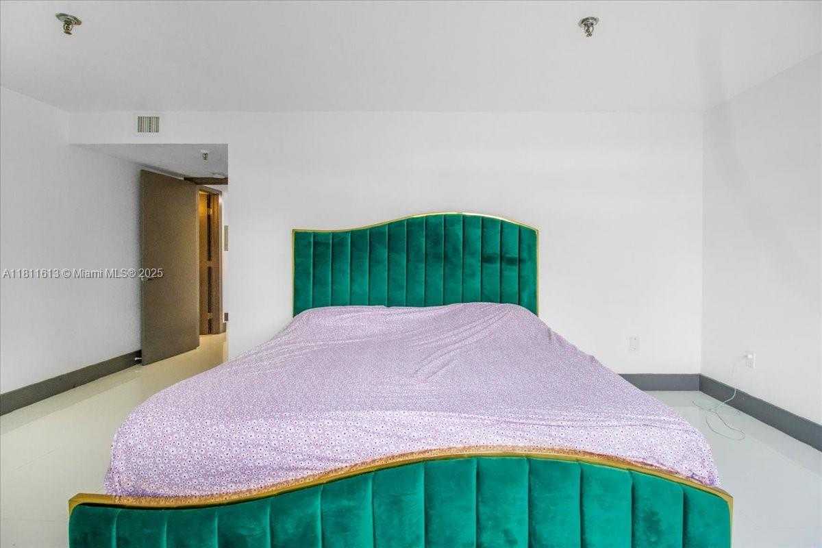 Small Image of 661 NORTH EAST 195TH ST #105, Miami Number 27