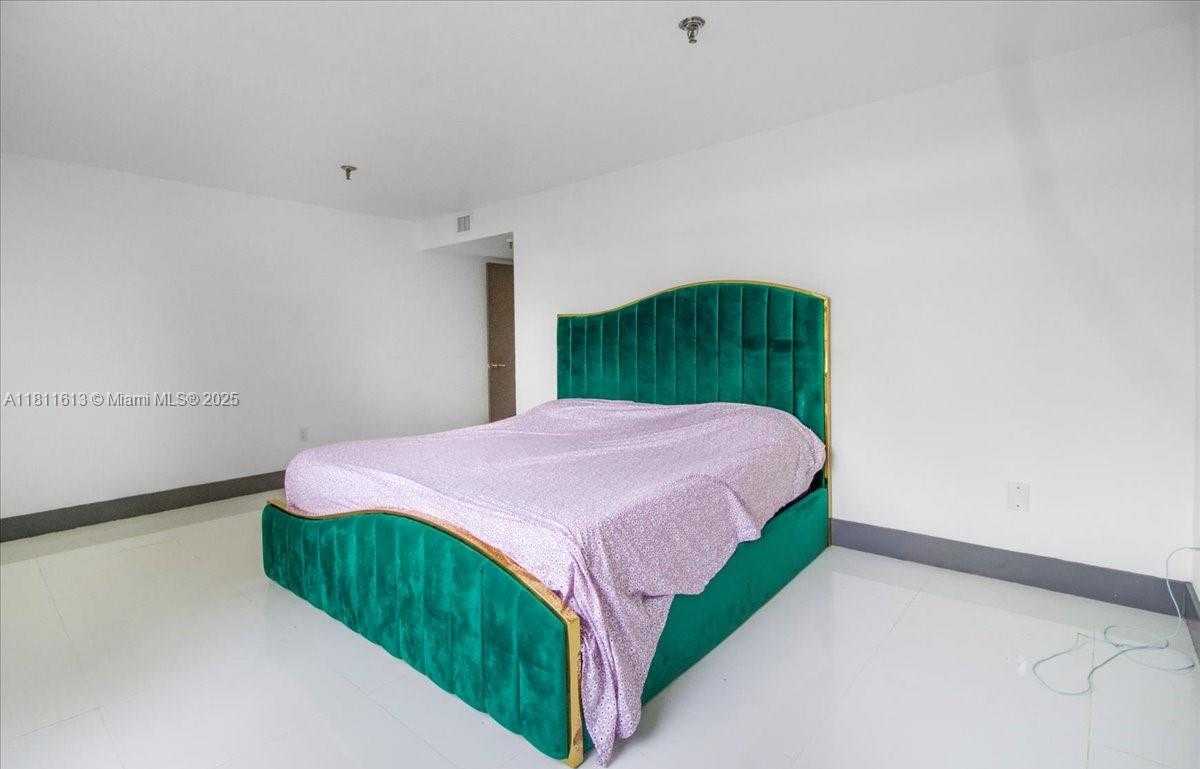 Small Image of 661 NORTH EAST 195TH ST #105, Miami Number 28