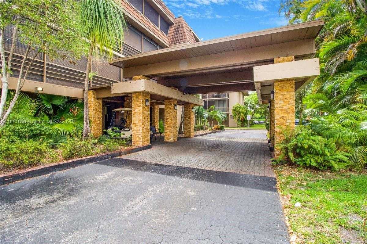 Small Image of 661 NORTH EAST 195TH ST #105, Miami Number 3