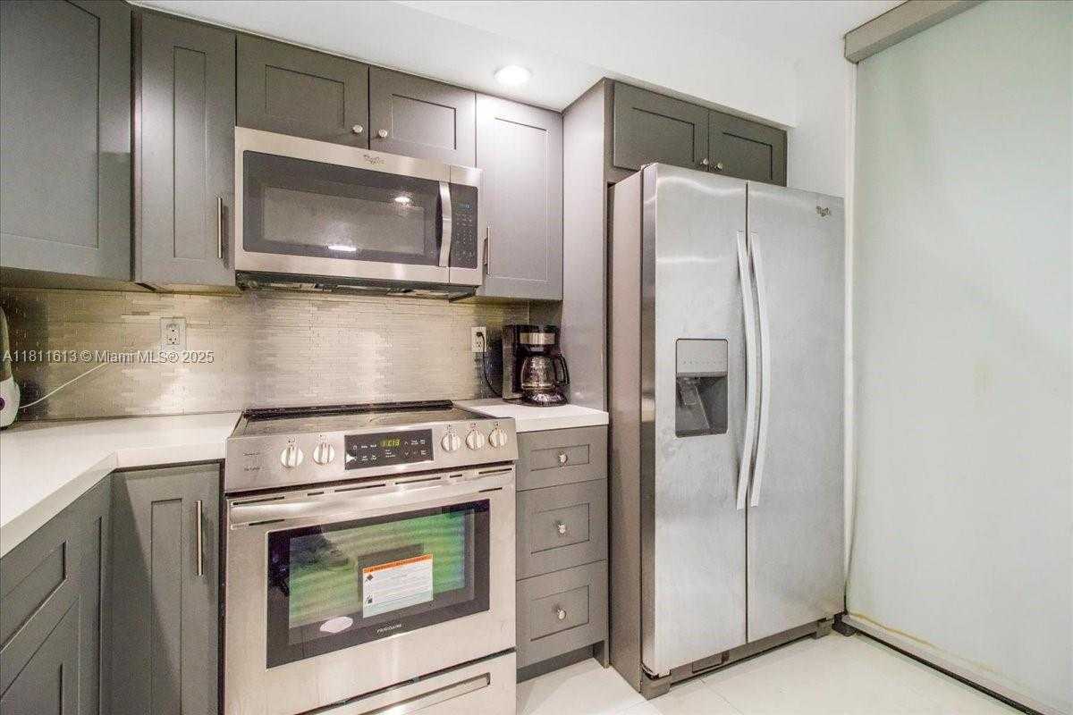 Small Image of 661 NORTH EAST 195TH ST #105, Miami Number 5