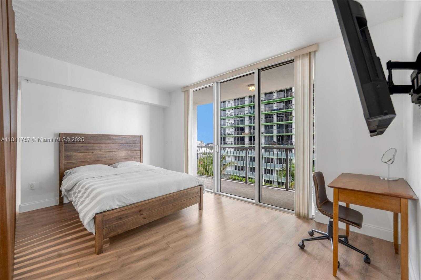Small Image of 1750 NORTH BAYSHORE DR #1407, Miami Number 9
