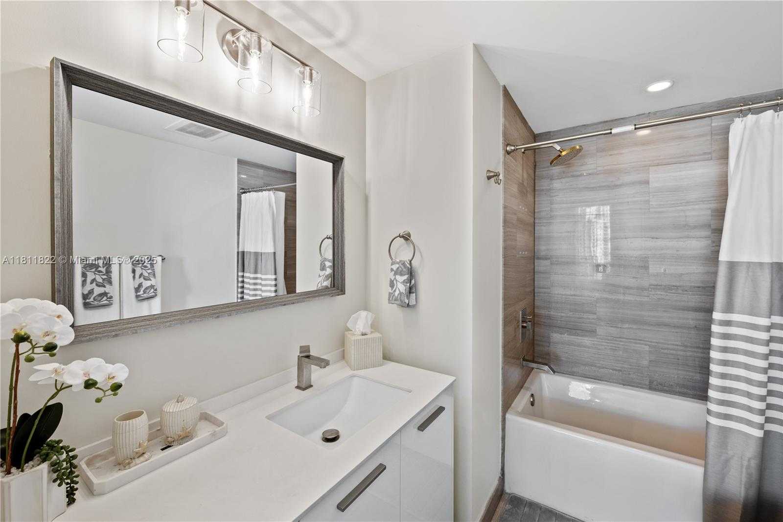 Small Image of 1300 BRICKELL BAY DR #3607, Miami Number 17