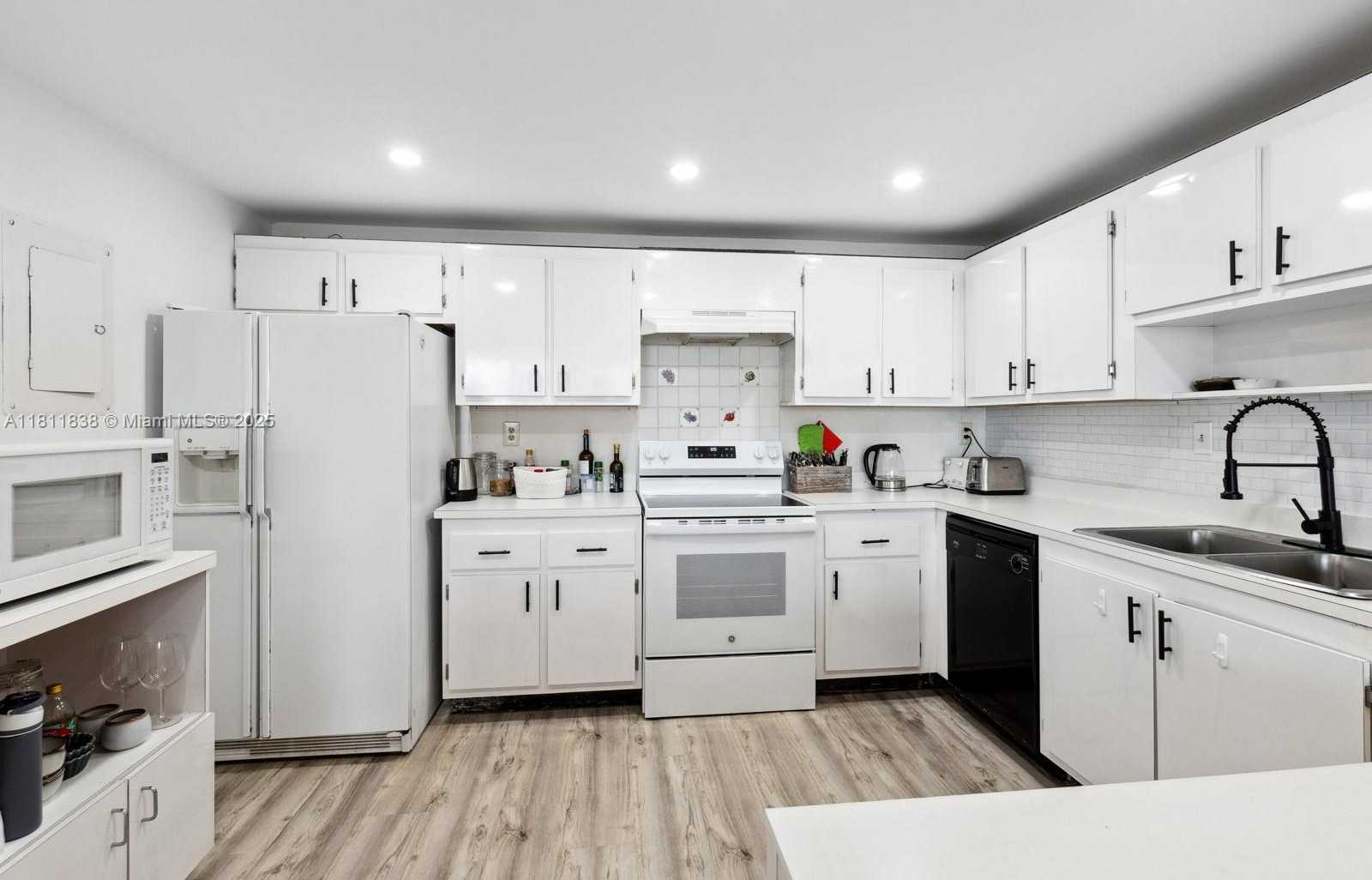 Small Image of 1901 BRICKELL AVE #B2413, Miami Number 12