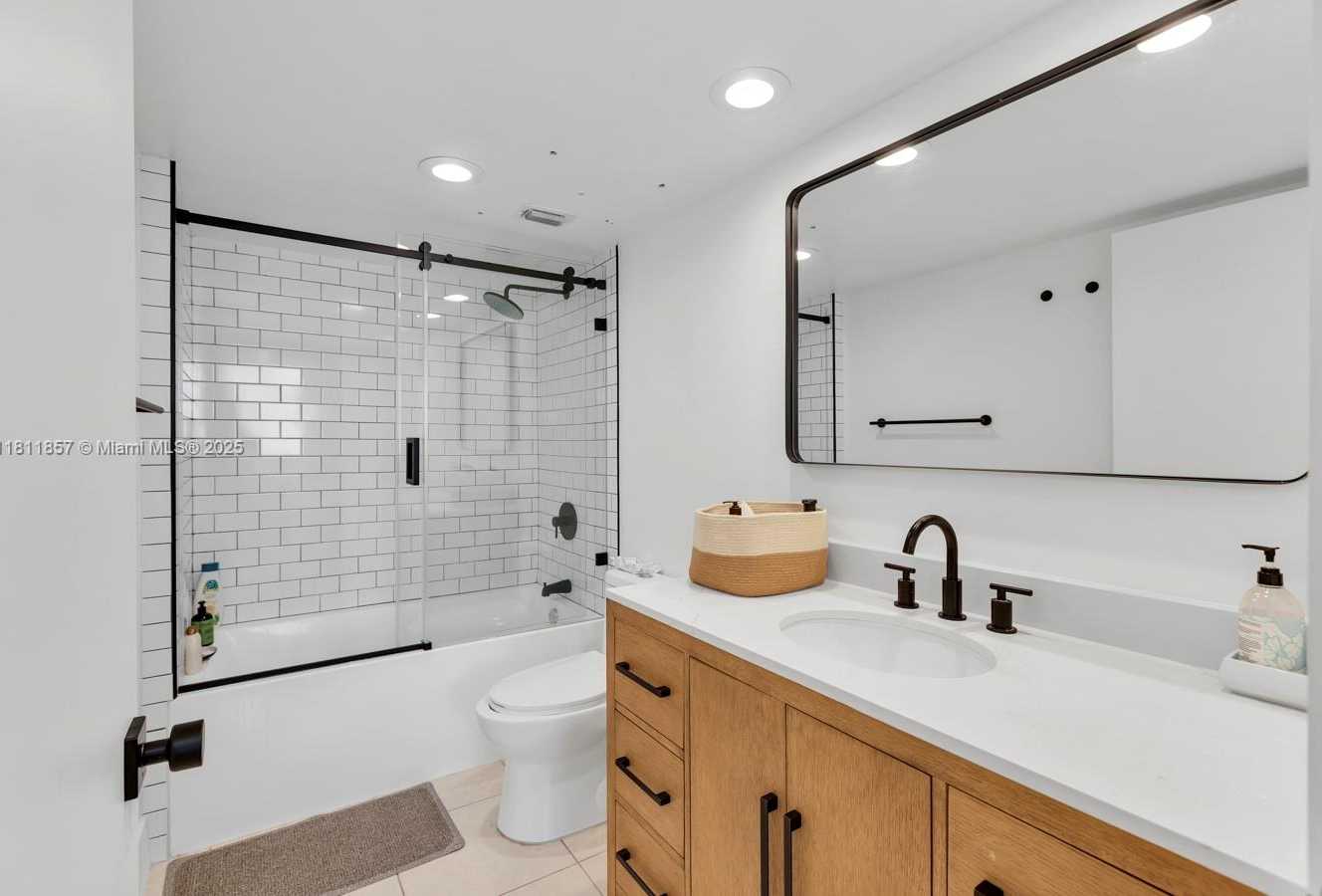 Small Image of 5701 COLLINS AVE #712, Miami Beach Number 15