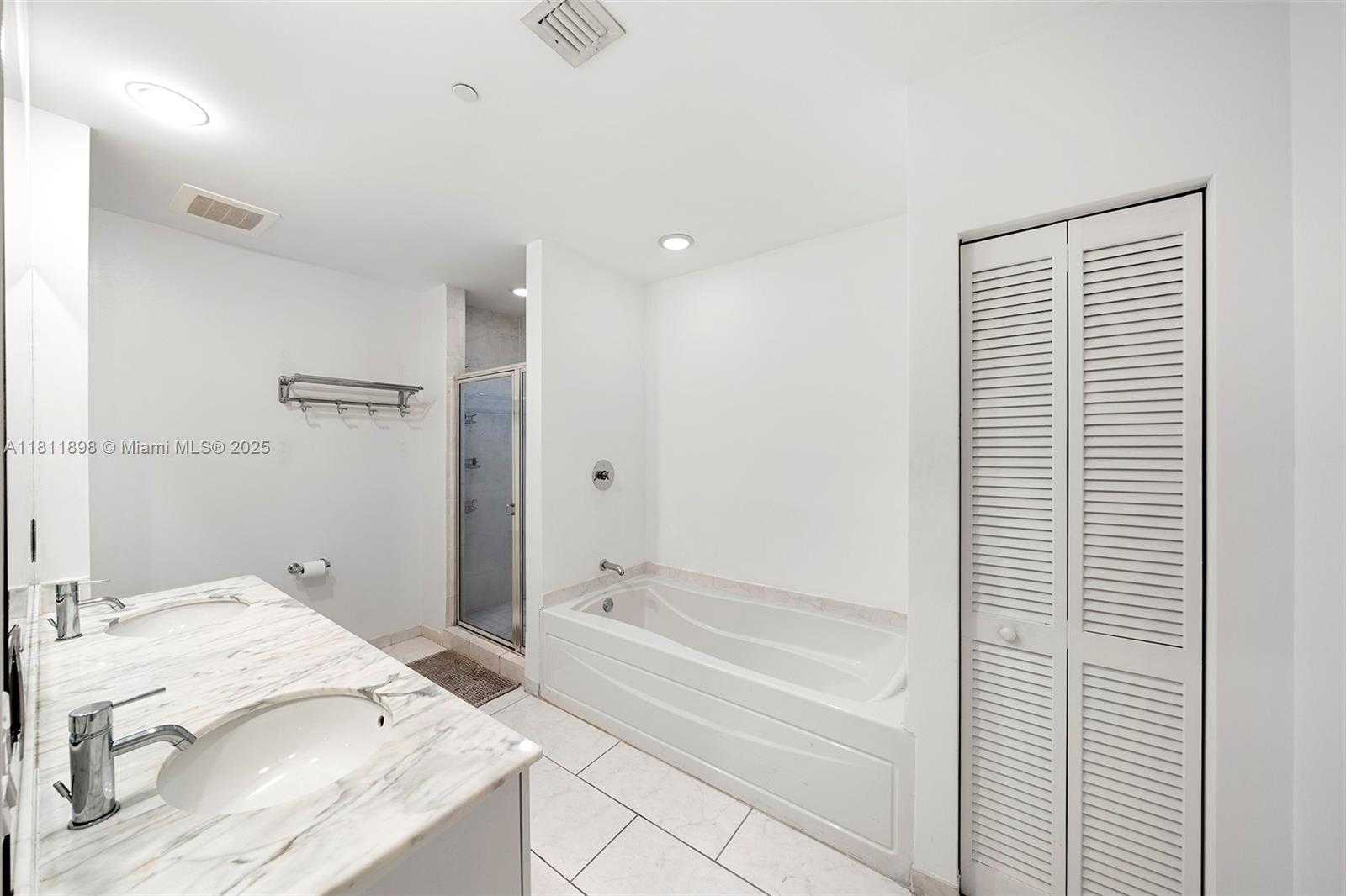 Small Image of 950 BRICKELL BAY DR #200, Miami Number 17