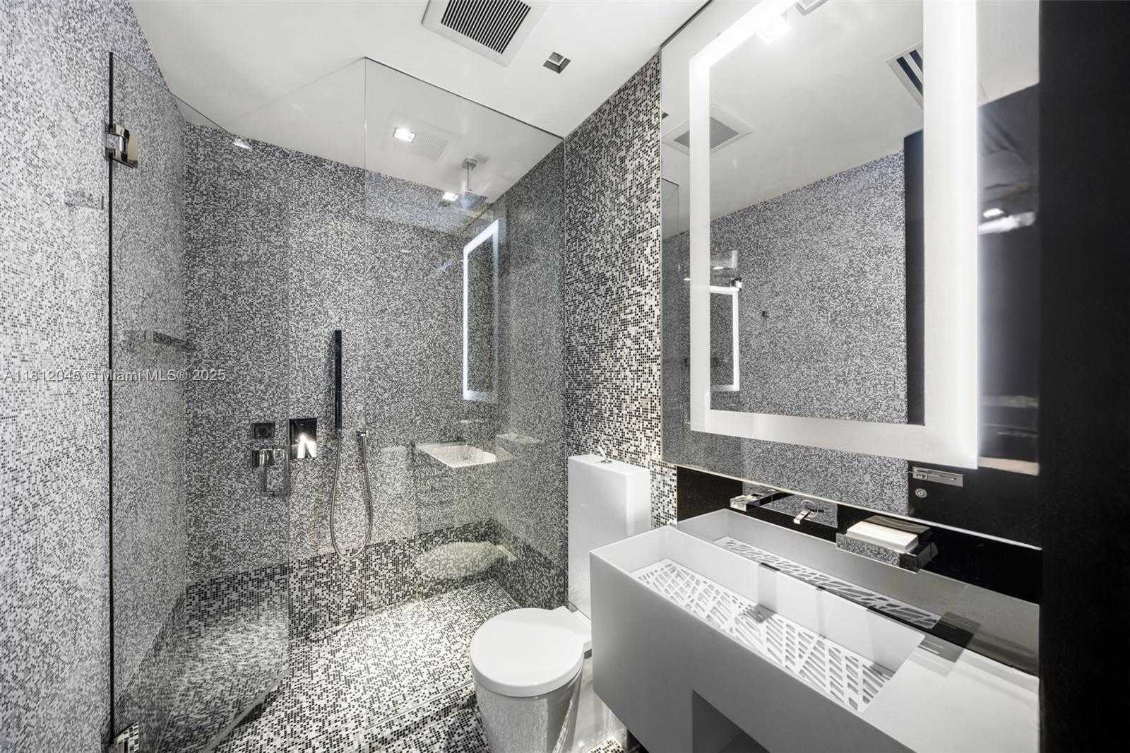 Small Image of 100 SOUTH POINTE DR #3003, Miami Beach Number 33