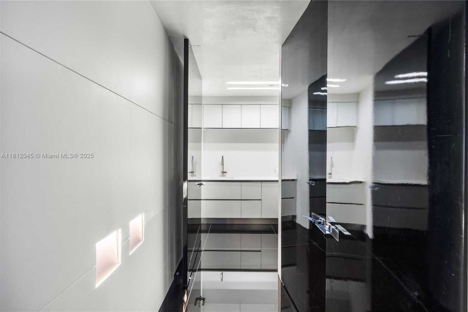 Small Image of 100 SOUTH POINTE DR #3003, Miami Beach Number 34