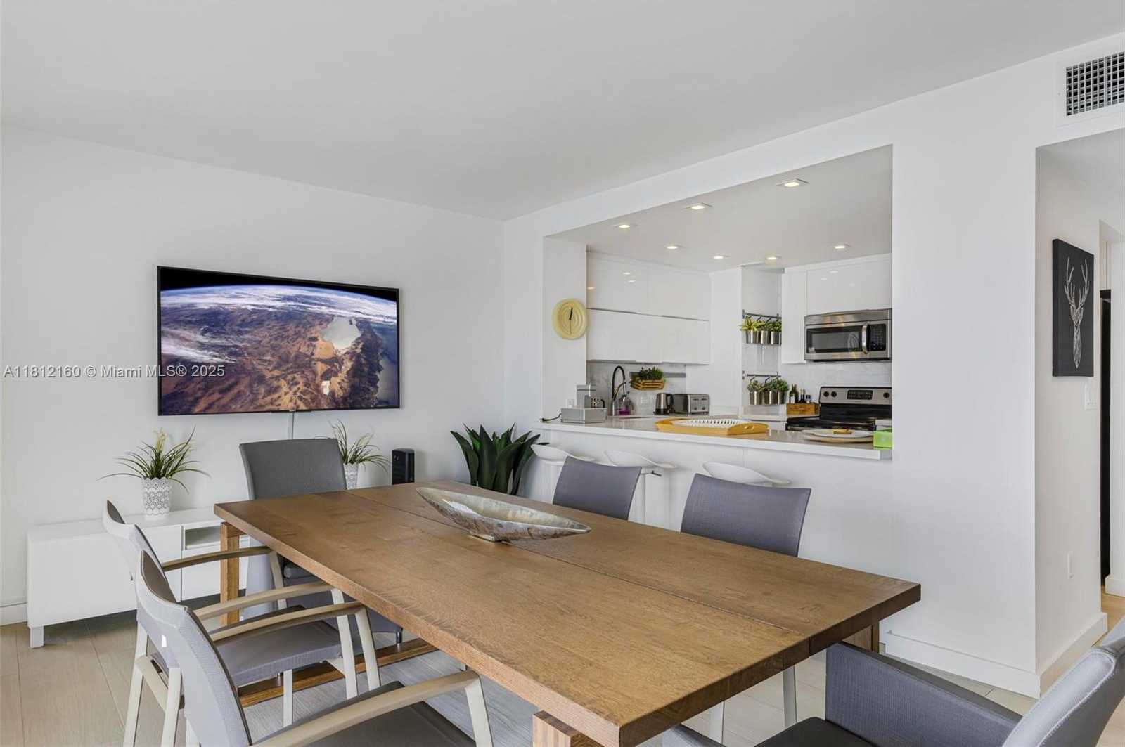 Small Image of 11111 BISCAYNE BLVD #8C, Miami Number 4