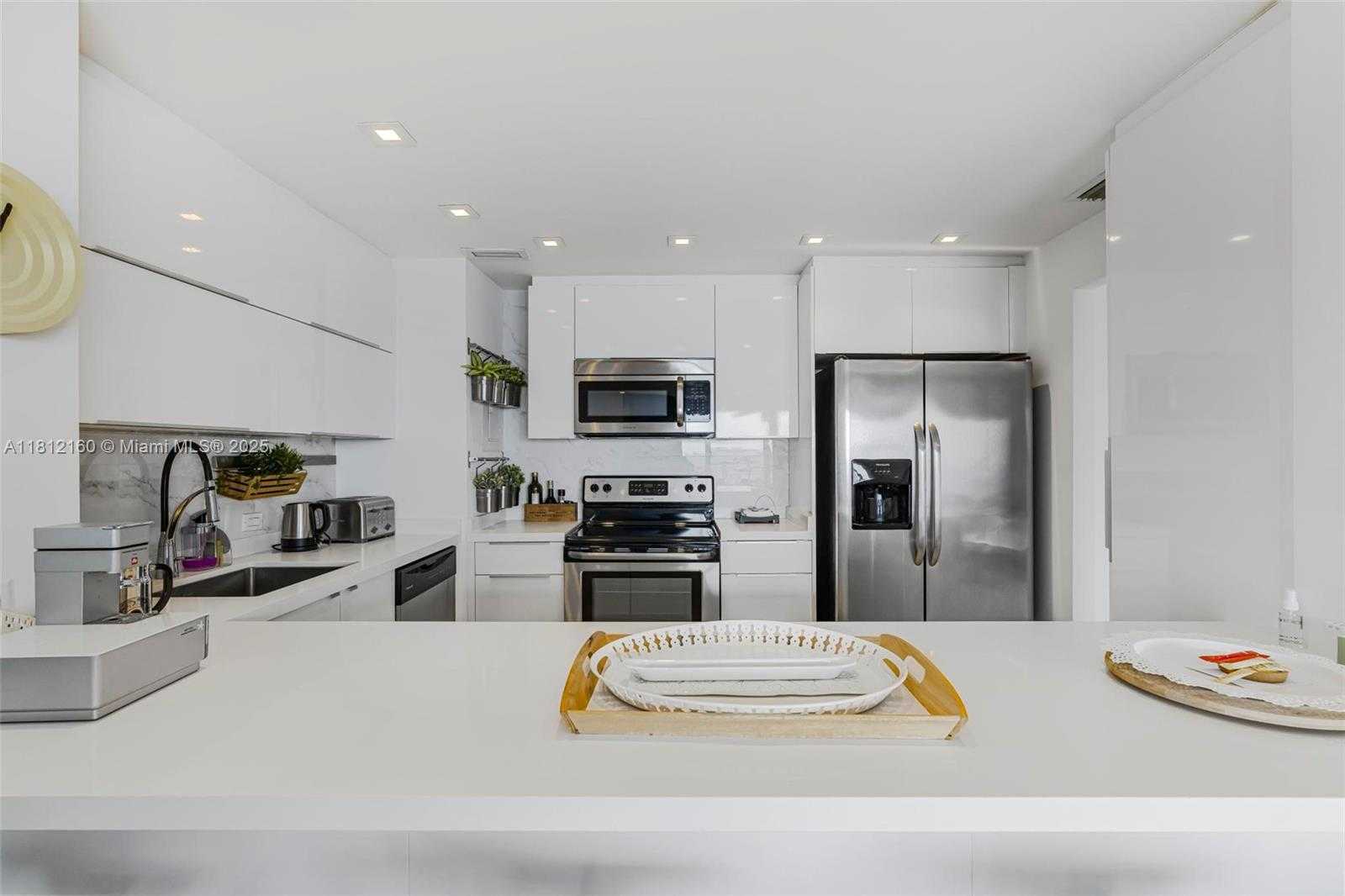 Small Image of 11111 BISCAYNE BLVD #8C, Miami Number 7