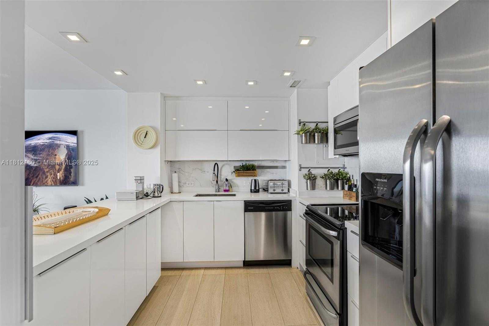 Small Image of 11111 BISCAYNE BLVD #8C, Miami Number 8