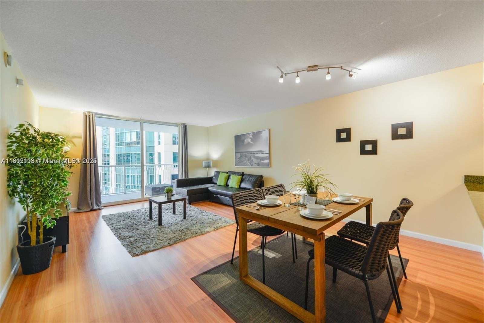 Small Image of 1200 BRICKELL BAY DR #2120, Miami Number 3