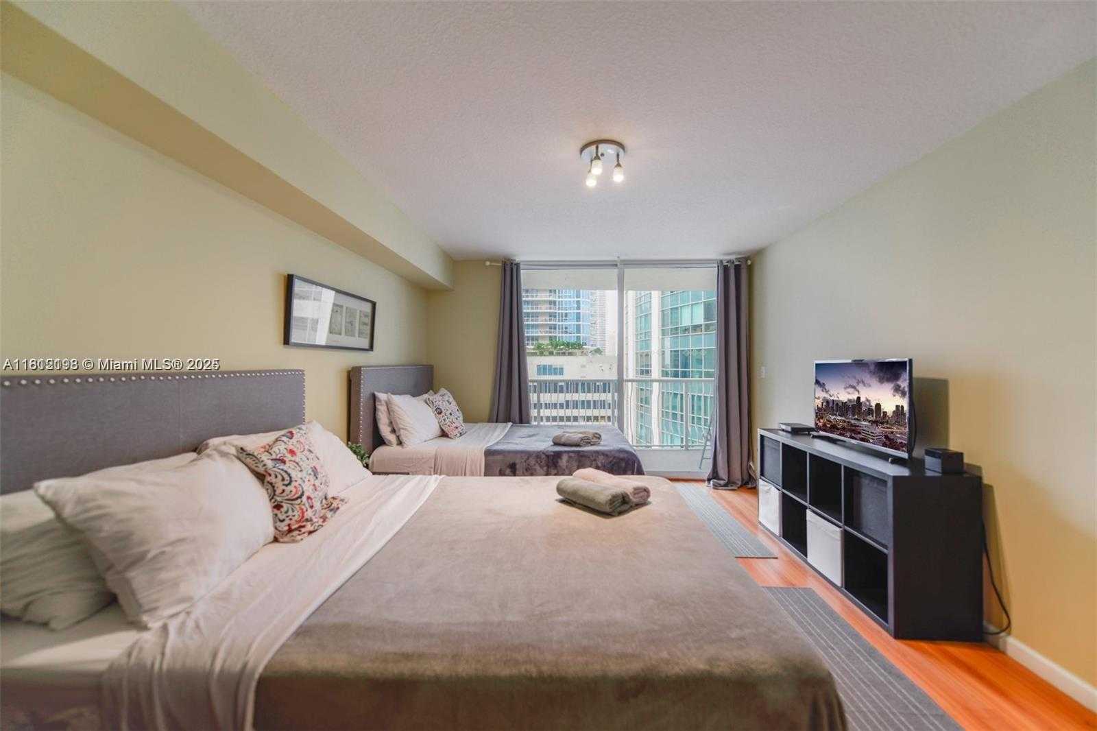 Small Image of 1200 BRICKELL BAY DR #2120, Miami Number 4