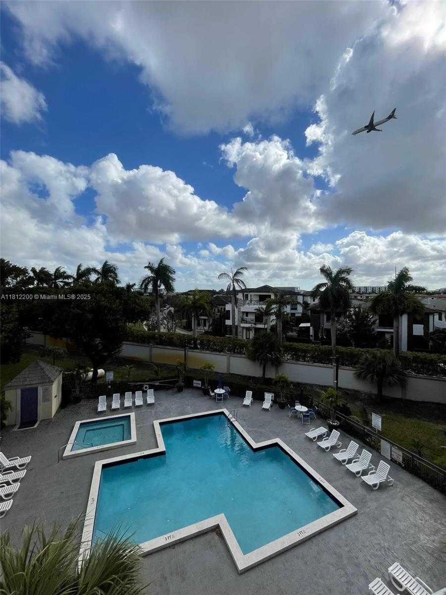 Small Image of 8290 LAKE DR #427, Doral Number 10